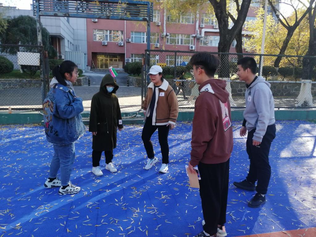 图一:队员们在踢毽子