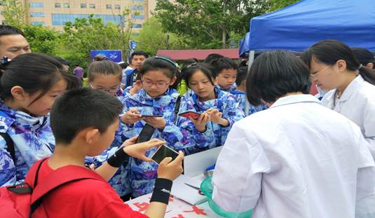 学生们认真听讲解 学生们认真听讲解